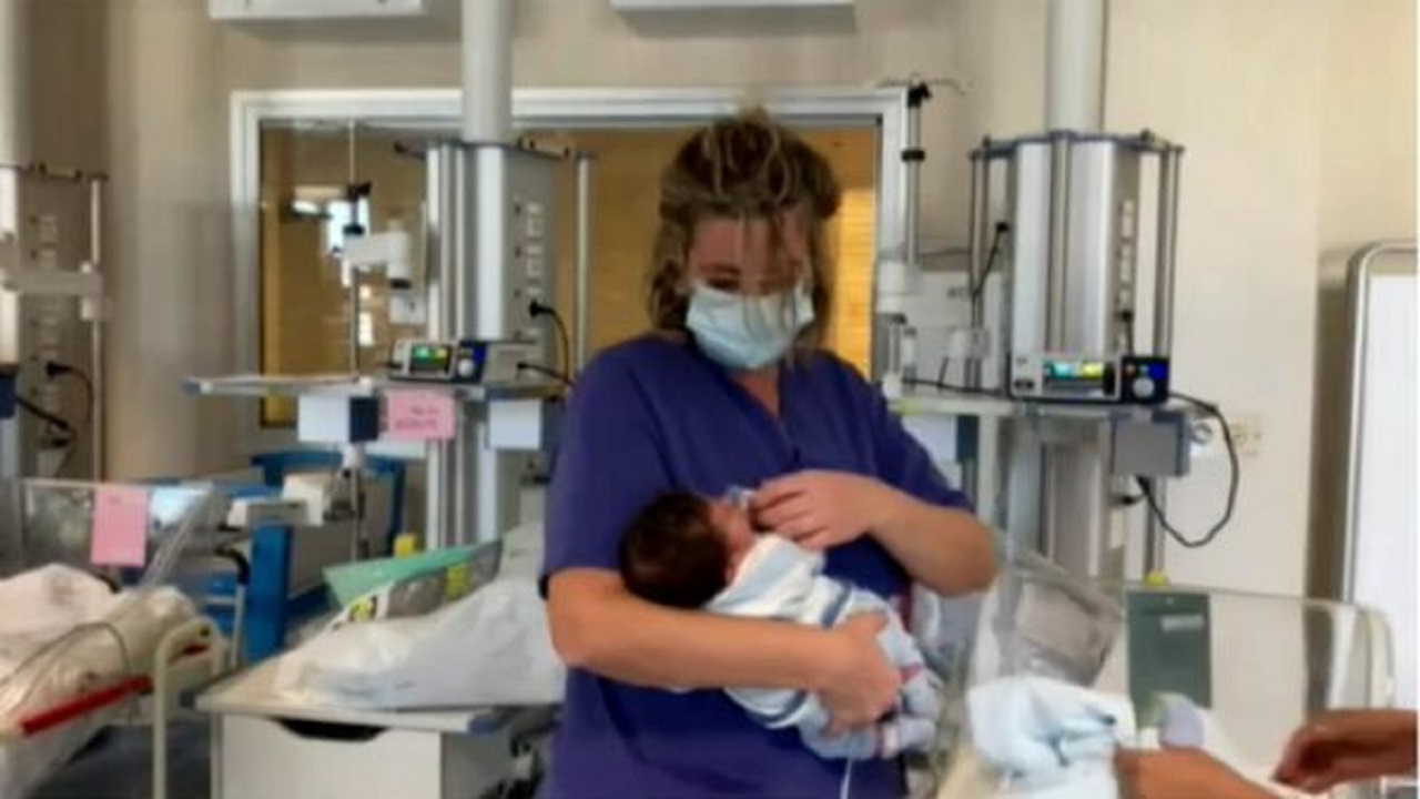 mamma del neonato abbandonato tra i rifiuti