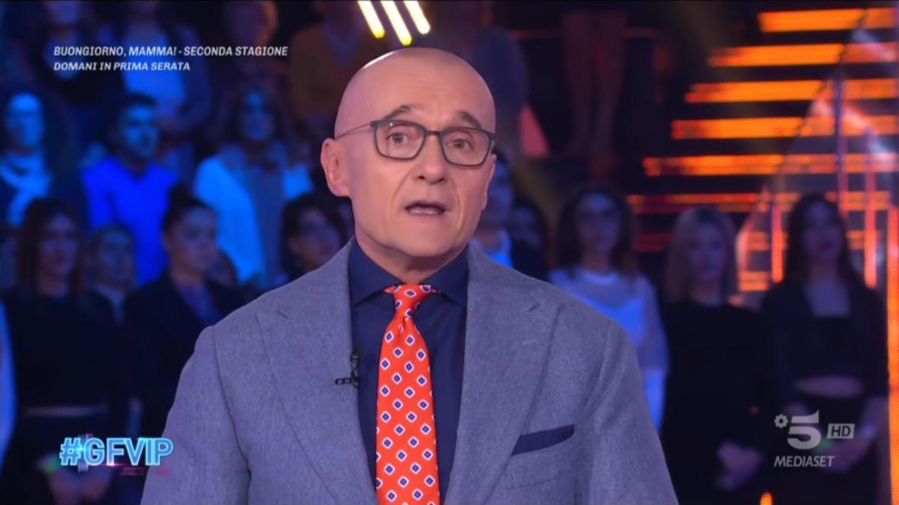 Alfonso Signorini ricorda Maurizio Costanzo al GF Vip: “Per noi era solo Maurizio”