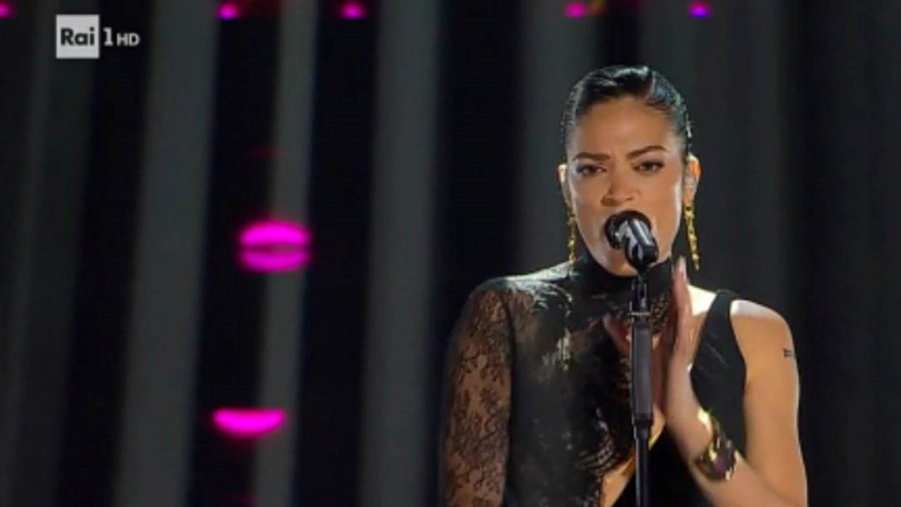 Elodie, la prima artista sul palco per la finale di Sanremo 2023: la proposta di matrimonio fa sorridere tutti
