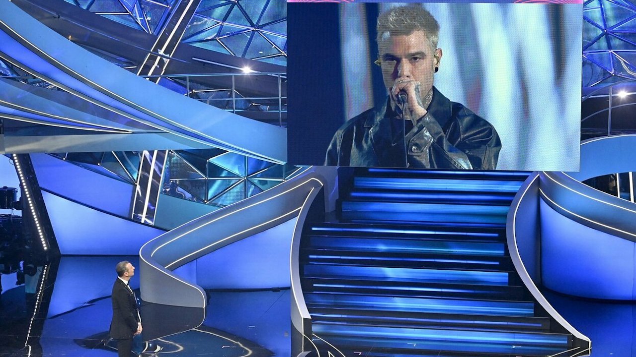 Fedez in collegamento con Sanremo