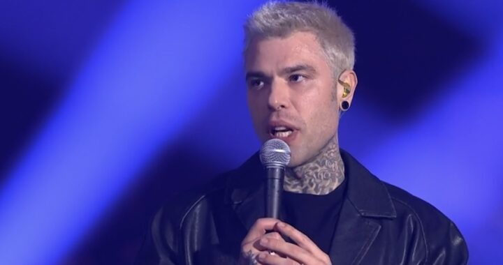 Fedez con il microfono