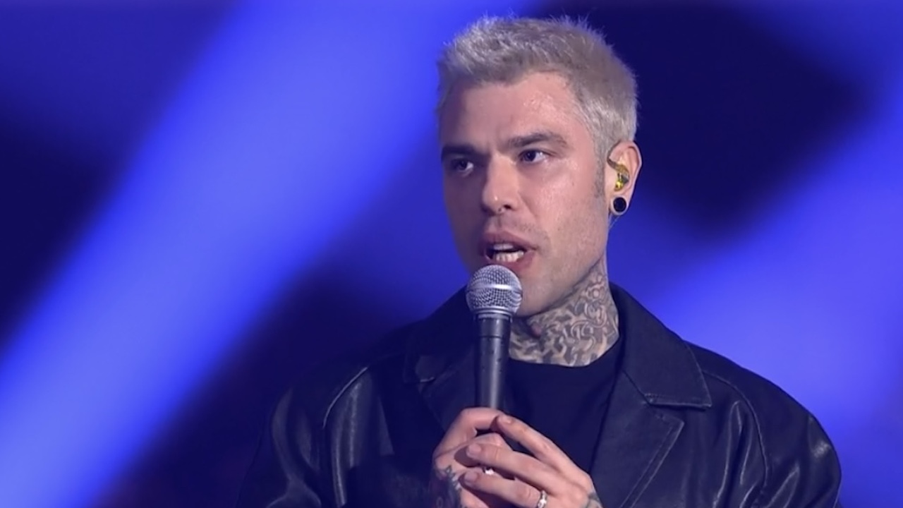 Fedez con il microfono