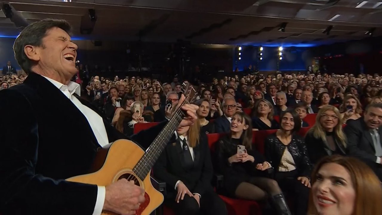 Gianni Morandi suona la chitarra