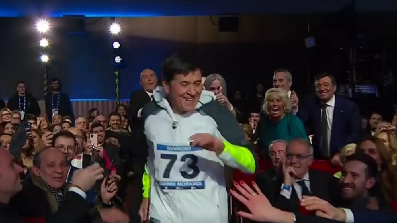 Festival di Sanremo, Gianni Morandi pronuncia una parolaccia in diretta: tutti non hanno potuto fare a meno di notarlo