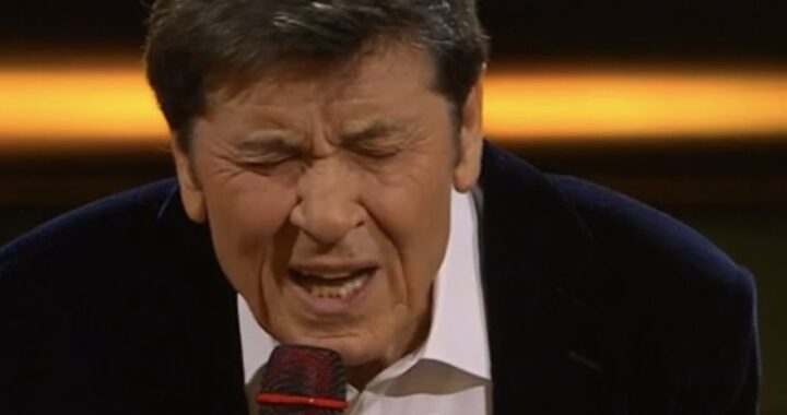 Gianni Morandi si esibisce al Festival di Sanremo