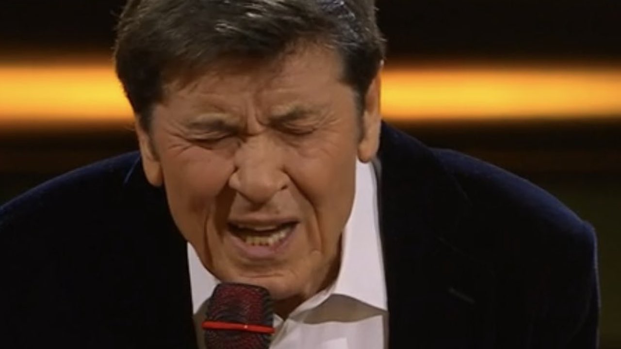 Gianni Morandi si esibisce al Festival di Sanremo