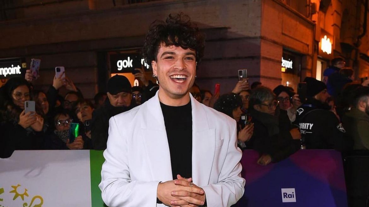 Leo Gassman in canotta bianca a Sanremo 2023, parla la stylist: “Mi dissocio da questo gesto”