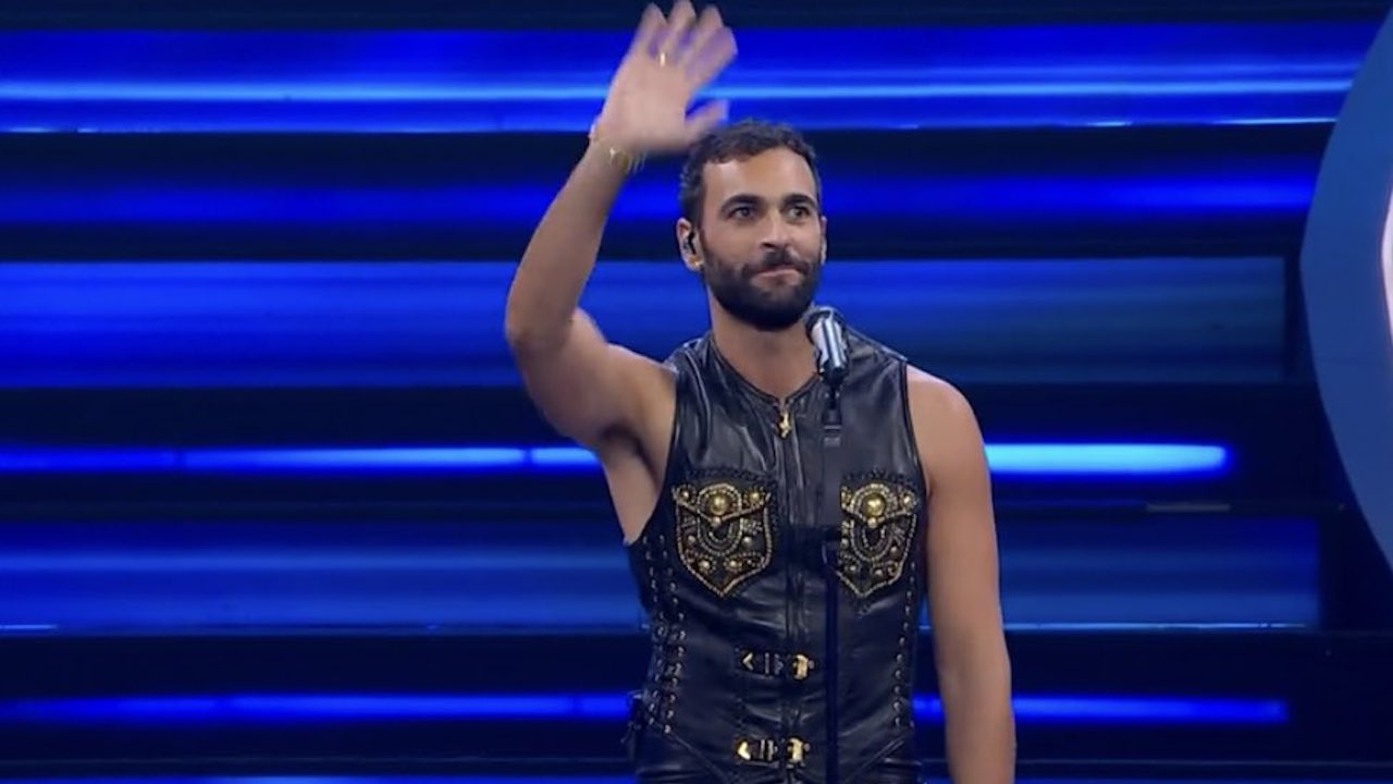 Marco Mengoni thanks the audience