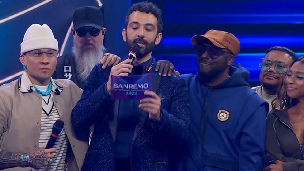 Chi è Bruno Corazza, il corista di Sanremo 2023 che ha intervistato i Black Eyed Peas