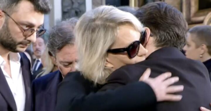 funerali maurizio costanzo abbraccio maria pier silvio