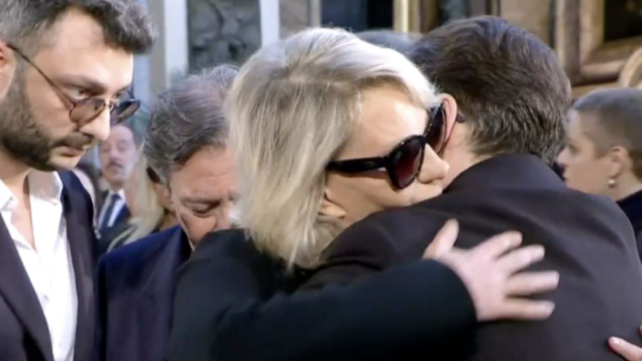 Funerali Maurizio Costanzo: l’abbraccio tra Maria e Pier Silvio interrotto dalla pubblicità