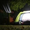 Mamma fa dormire la figlia 14enne in tenda al freddo