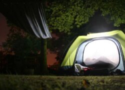 Mamma fa dormire la figlia 14enne in tenda al freddo
