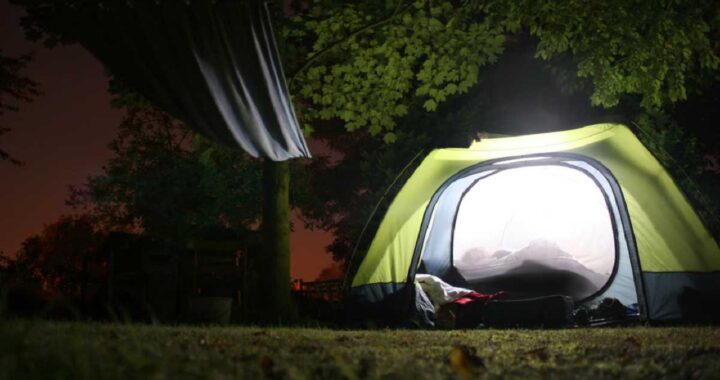 Mamma fa dormire la figlia 14enne in tenda al freddo