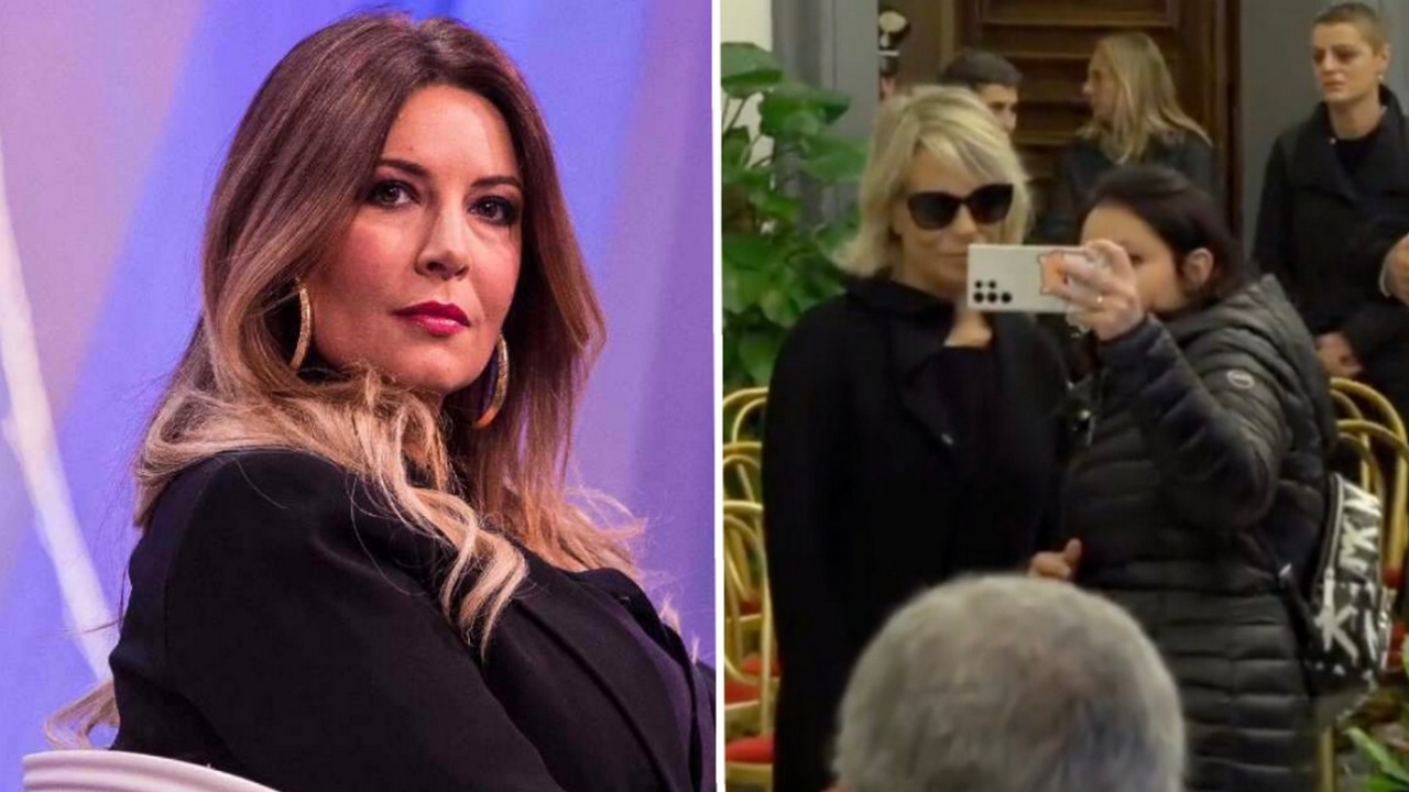 Selfie alla camera ardente con Maria De Filippi: la critica di Selvaggia Lucarelli