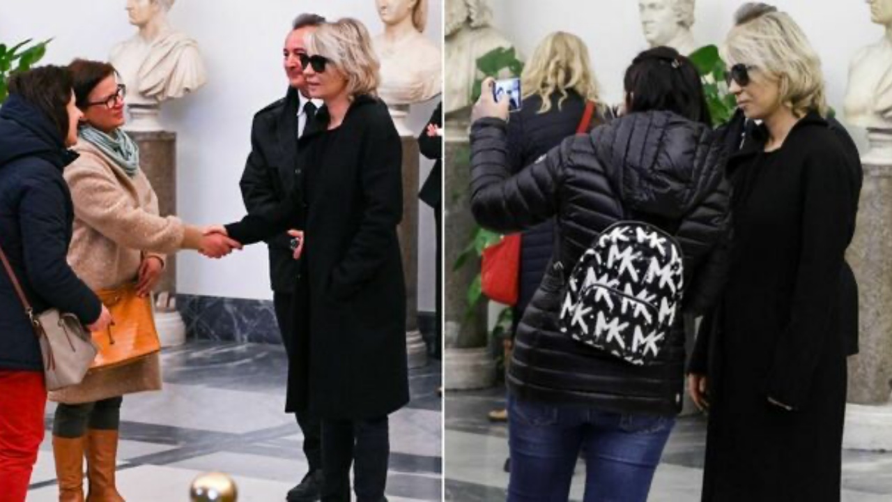 Selfie con Maria De Filippi alla camera ardente: arriva il commento di Sabrina Ferilli