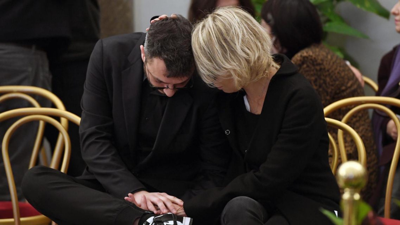 Morte Maurizio Costanzo, i selfie chiesti a Maria De Filippi durante la camera ardente