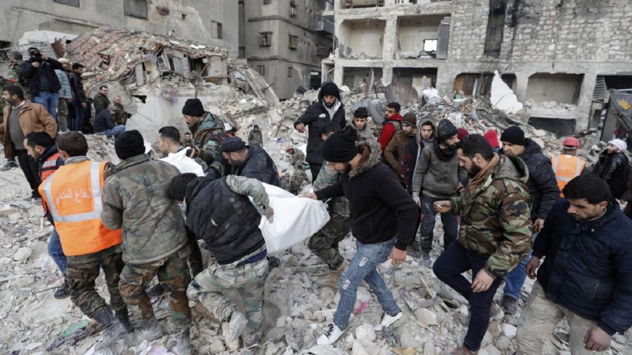 Bimba in Siria salva sotto le macerie