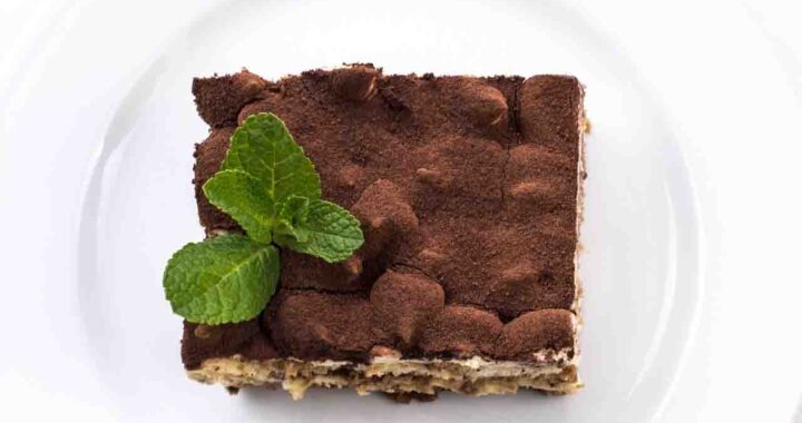 Ragazza mangia un tiramisù vegano
