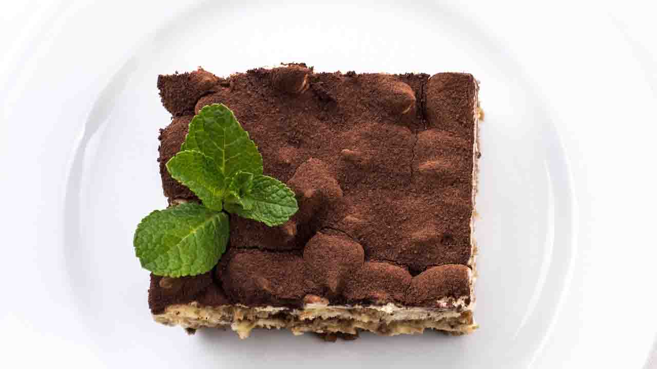 Ragazza mangia un tiramisù vegano