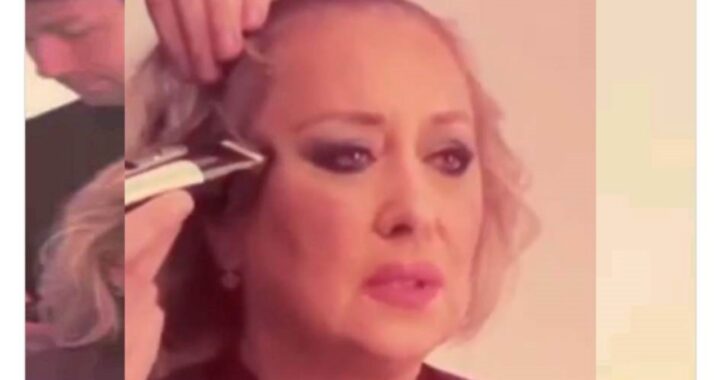 Carolyn Smith si rasa i capelli