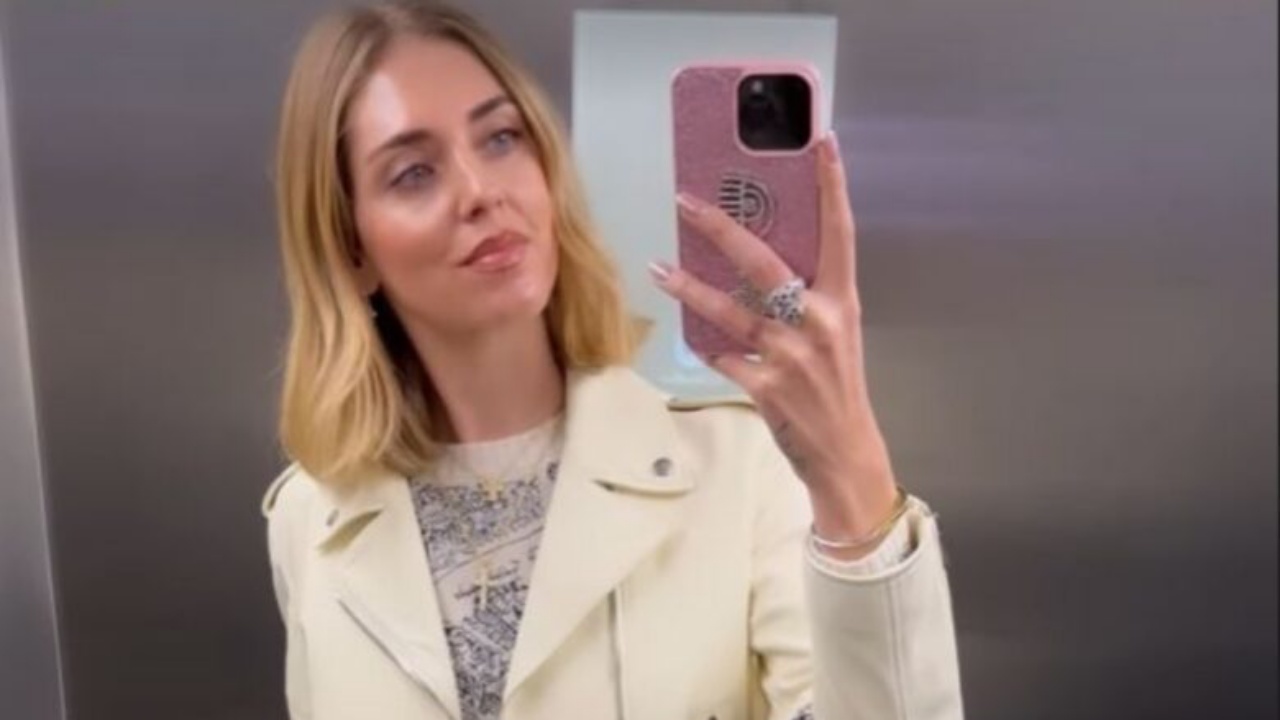 Chiara Ferragni, il look per passeggiare a Milano vale quasi 10 mila euro: tutti i dettagli