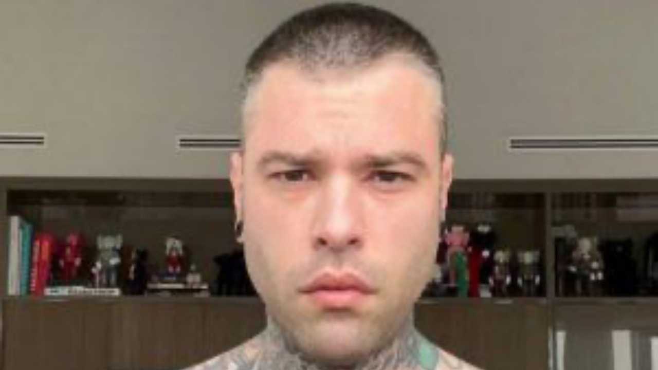 Fedez cambia look: il rapper si taglia i capelli a zero