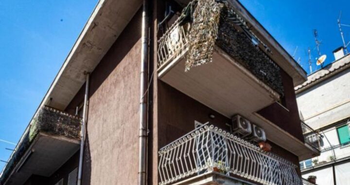 bambino balcone