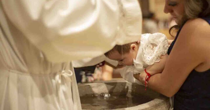 Neonata in ospedale dopo il Battesimo