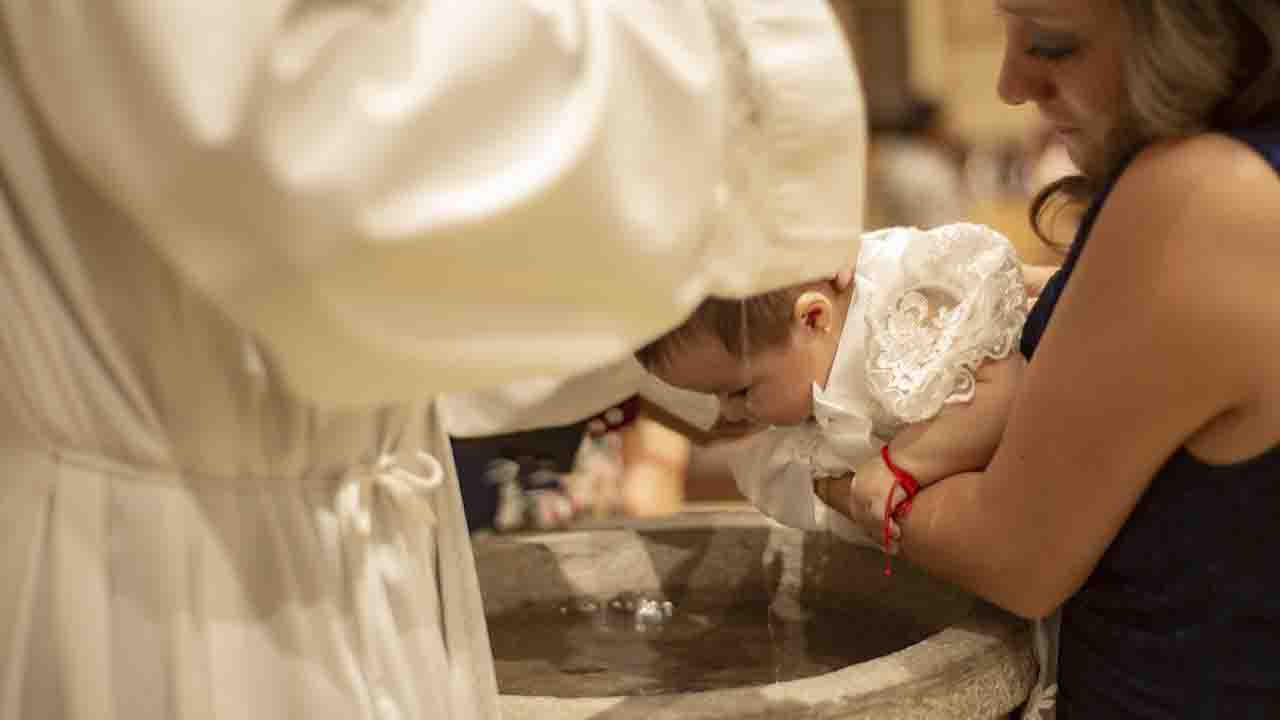Neonata in ospedale dopo il Battesimo