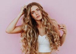 donna con capelli lunghi