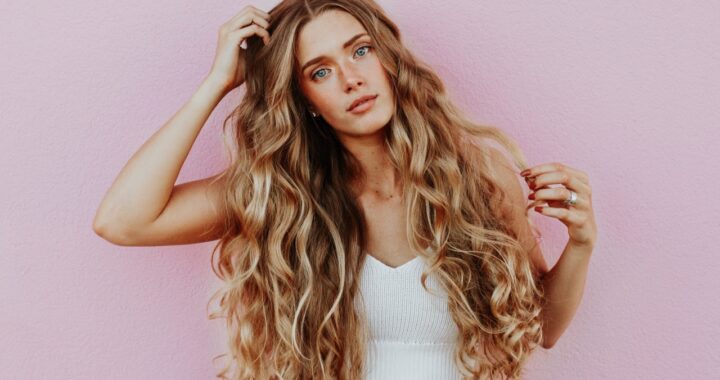 donna con capelli lunghi