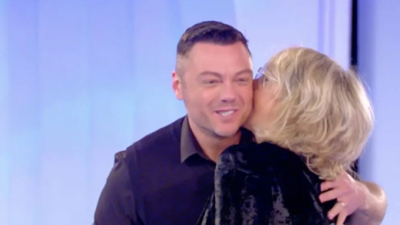 Tiziano Ferro a Maria De Filippi, la dolce dedica per il rientro in tv dopo l’addio a Costanzo