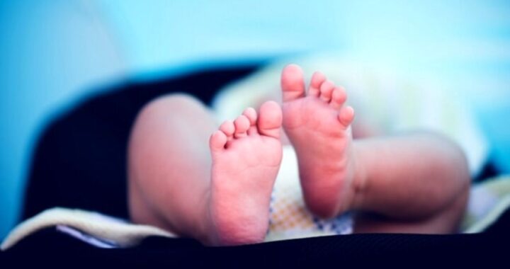neonato abbandonato piedini