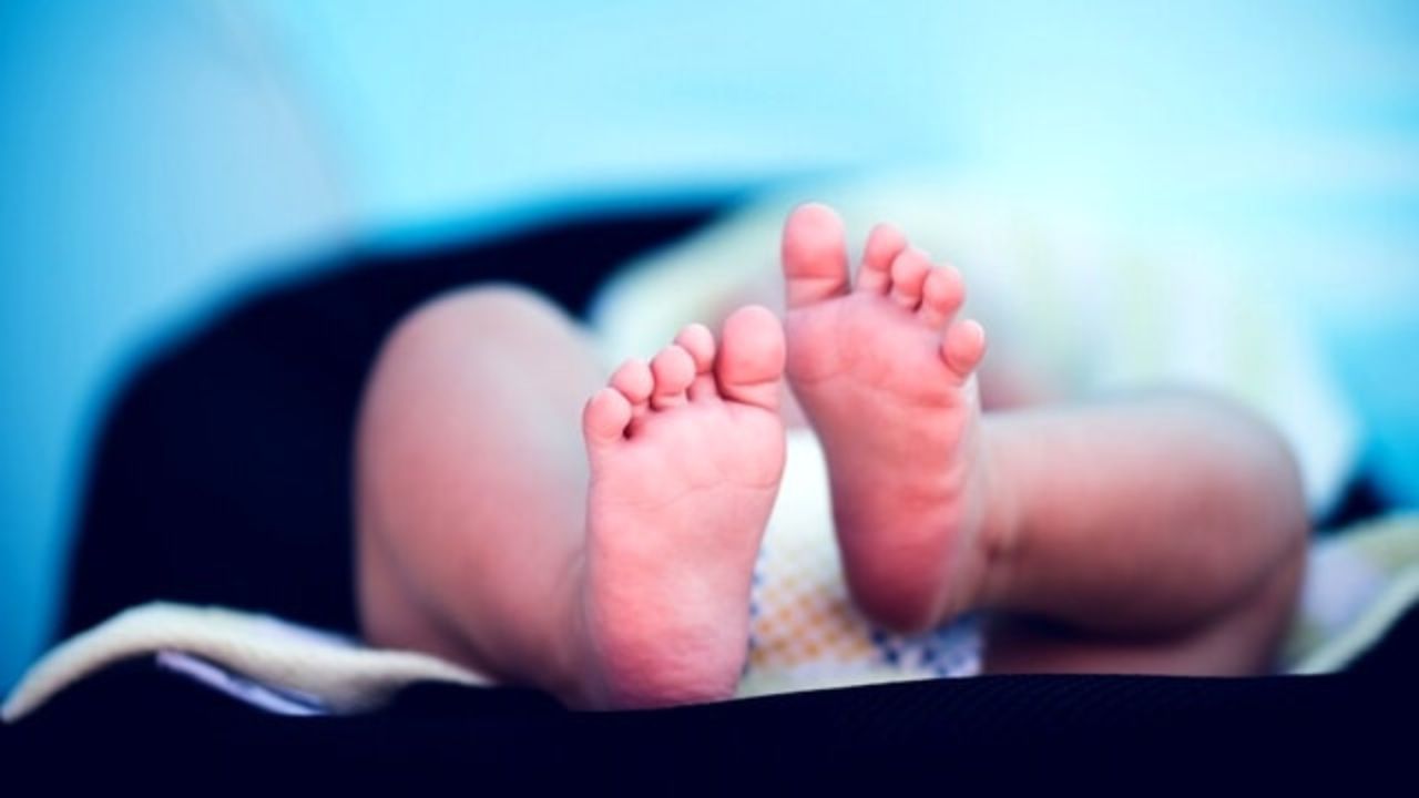 neonato abbandonato piedini