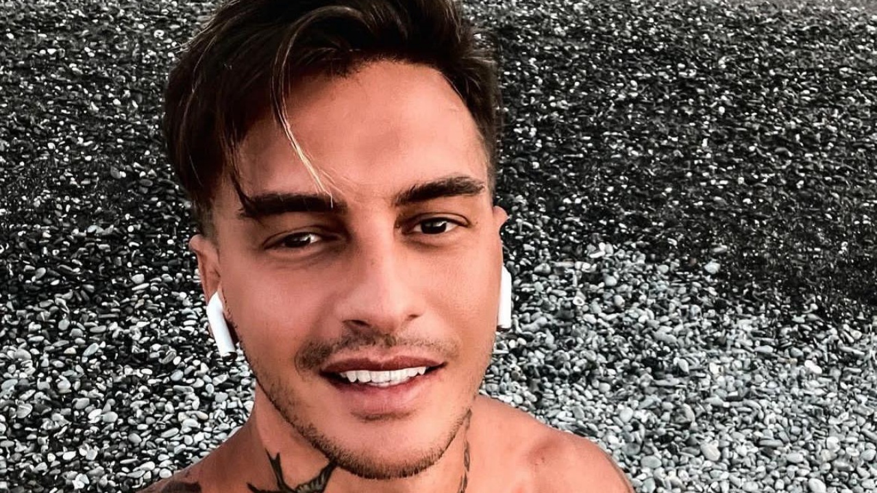 Alessandro Basciano si tatua il nome della figlia ma c’è un clamoroso errore