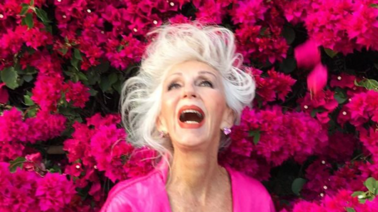 Colleen Heidemann, a 74 anni diventa modella e star di Tik Tok: “Siate chi volete essere”