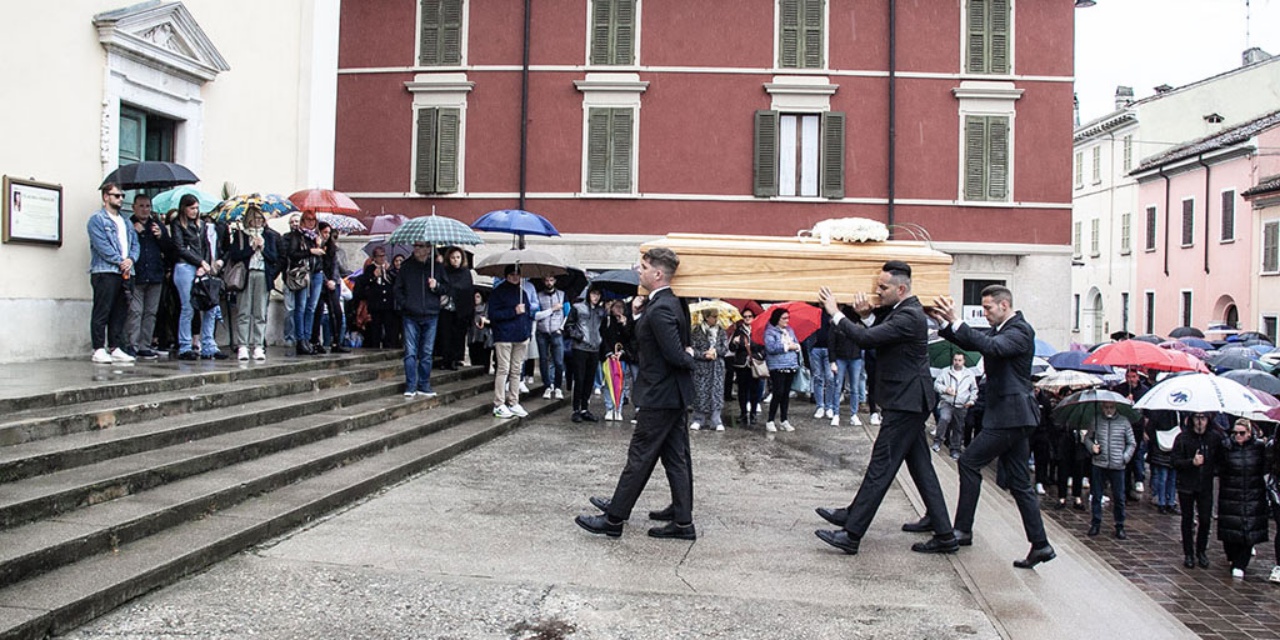 Tears, pain and emotion in the last farewell to Claudia, who died at