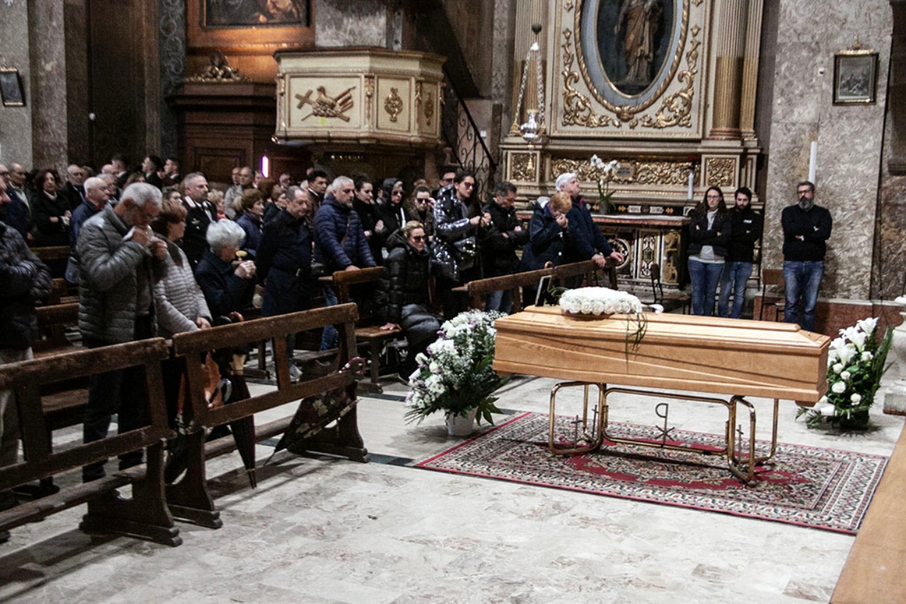 Tears, pain and emotion in the last farewell to Claudia, who died at