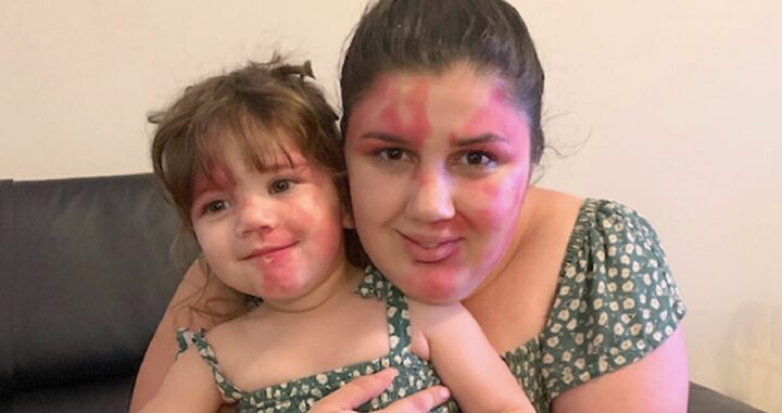 Mamma si dipinge la faccia