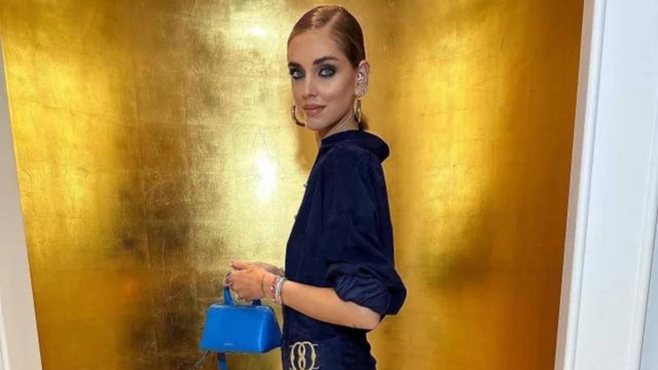 Chiara Ferragni e la gonna con maxi spacco: ecco quanto costa