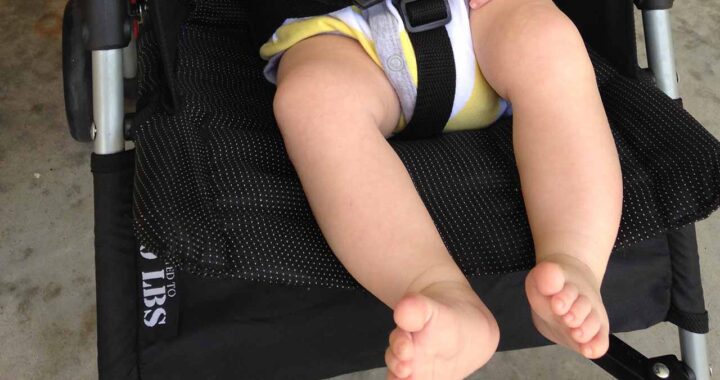 Giovane tenta di rubare una neonata alla mamma