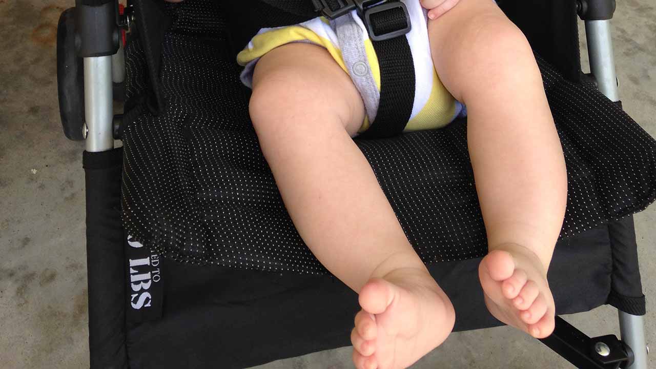 Giovane tenta di rubare una neonata alla mamma
