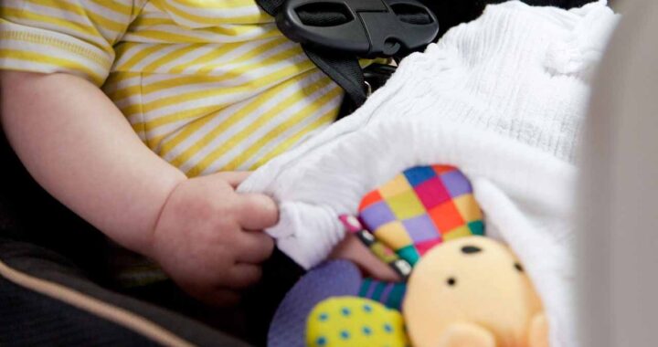 Bimba di un anno dimenticata in auto dal padre