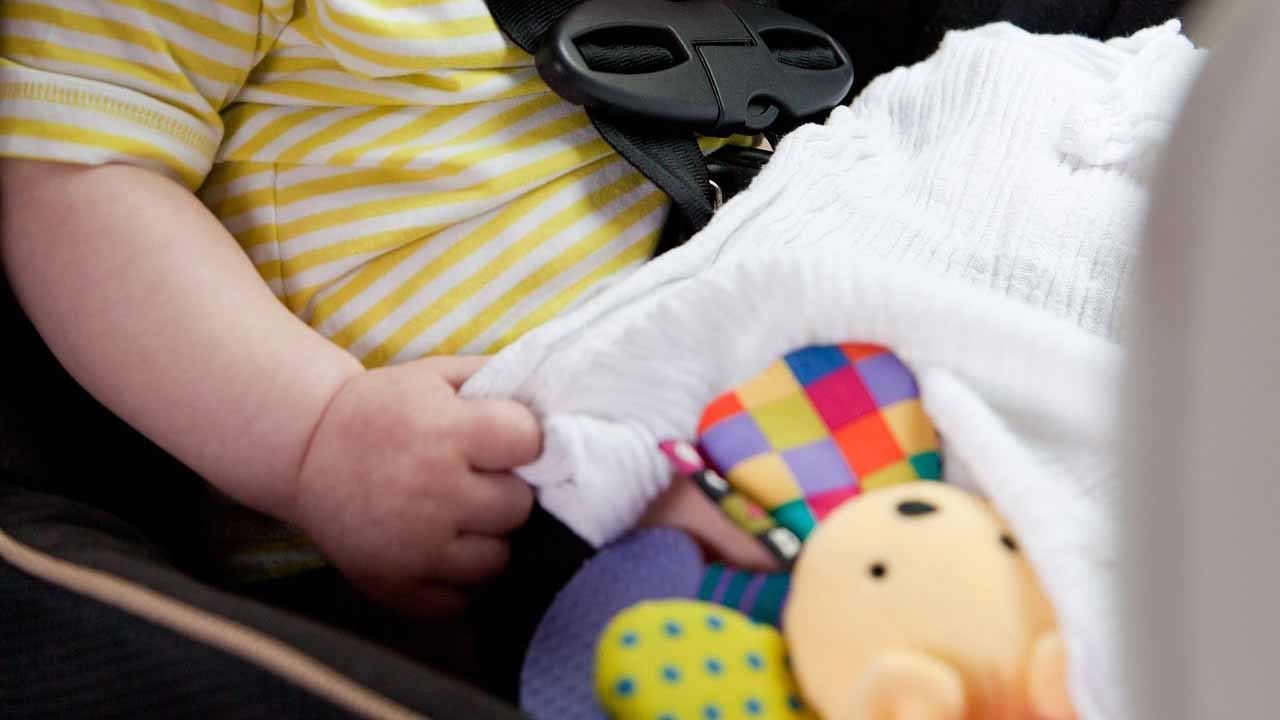 Bimba di un anno dimenticata in auto dal padre