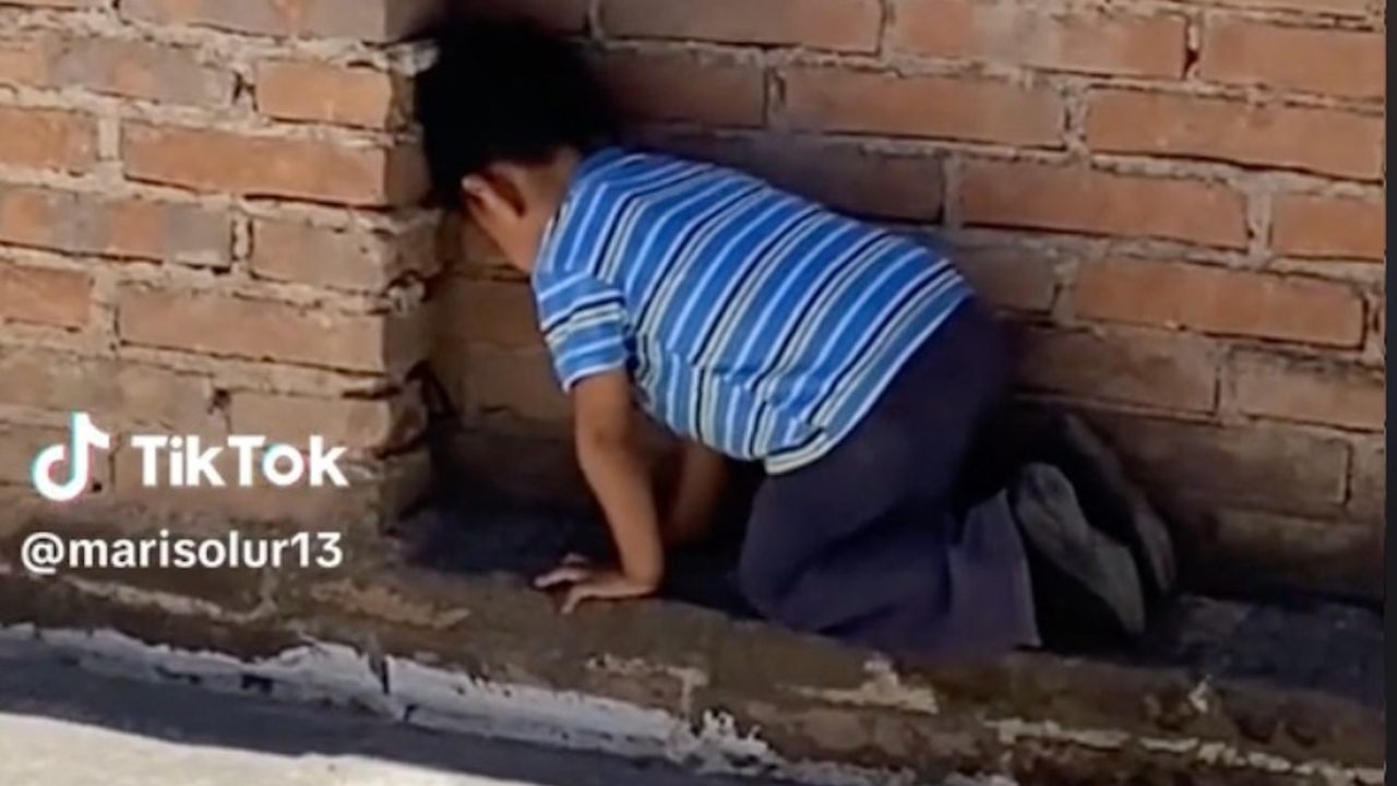 Bambino parlare con muro