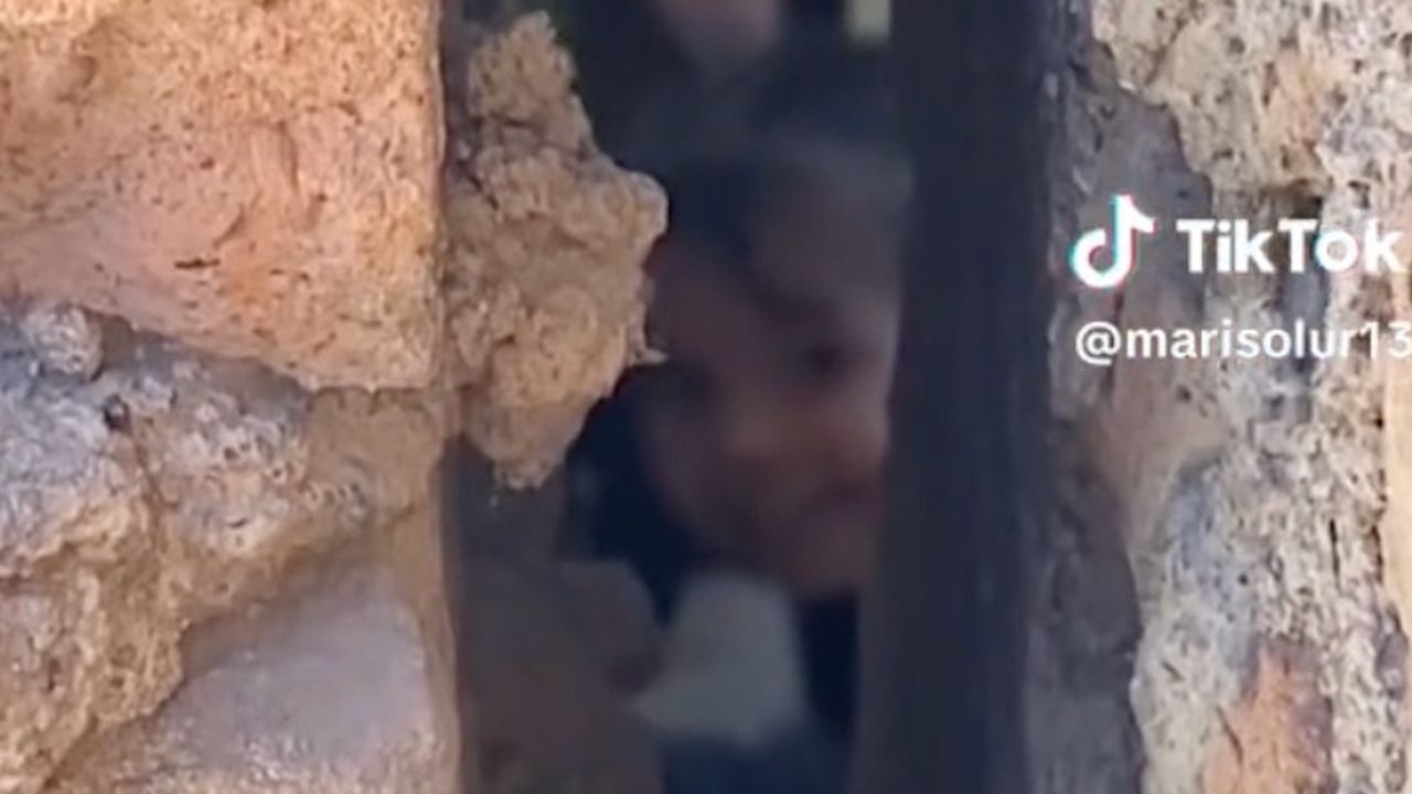 bambina muro