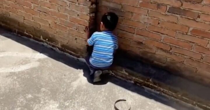 bambino parla con muro
