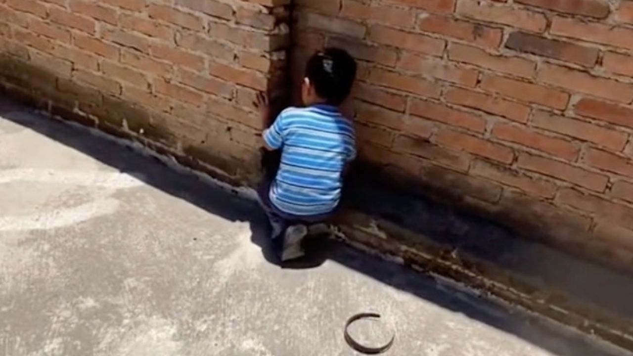 bambino parla con muro