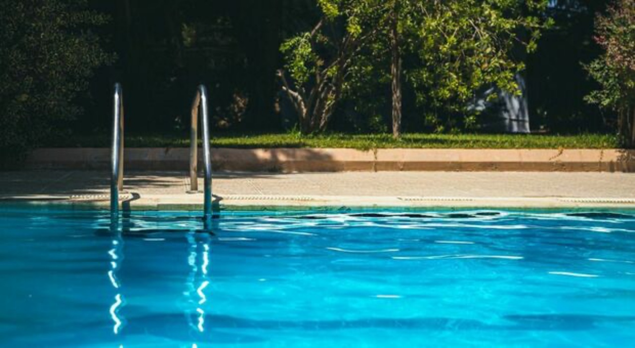 bambina piscina